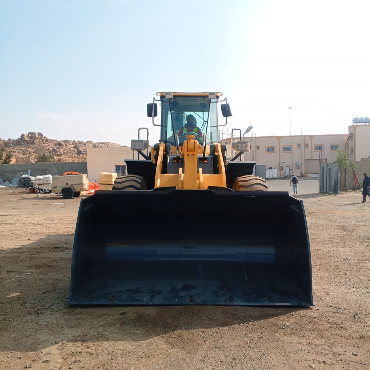 تسليم أسطول ممهدات الطرق لمجموعة المهذل